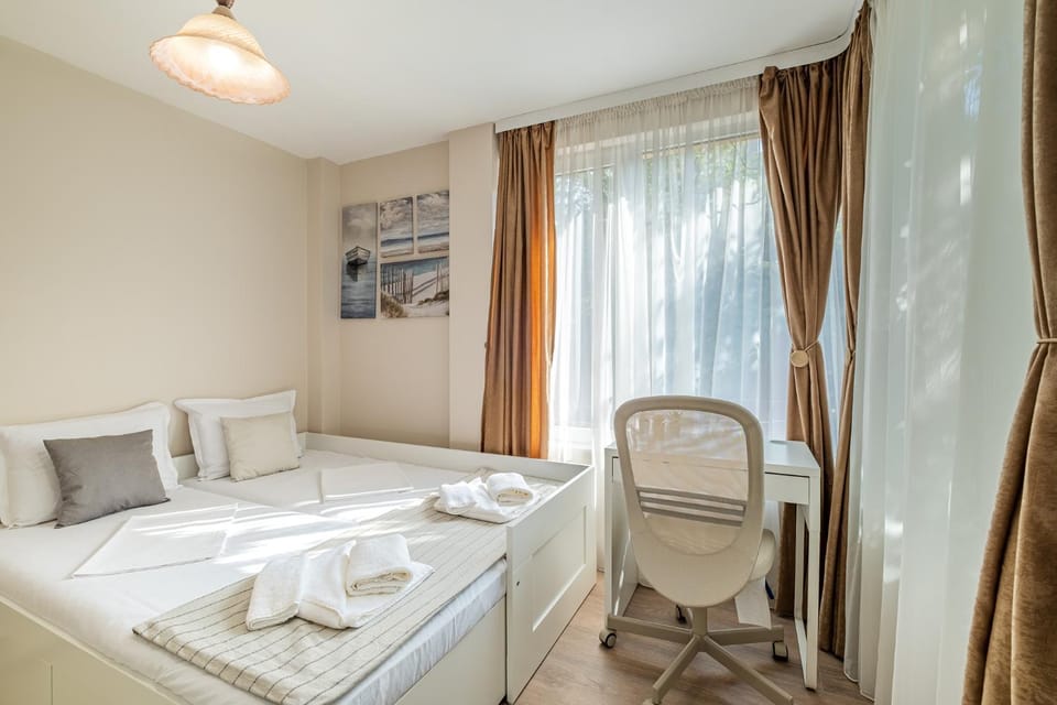 Bed, Bedroom, towels