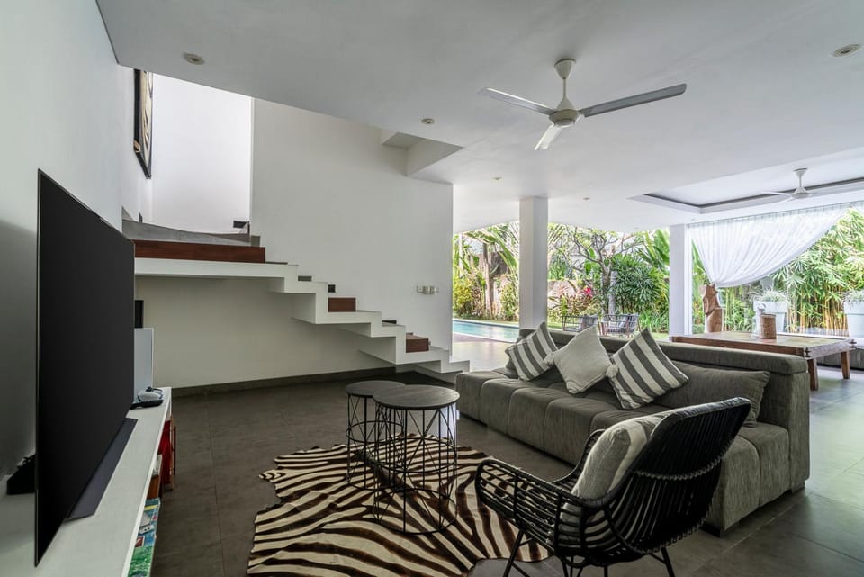 TV and multimedia, Living room, Seating area, Evening entertainment