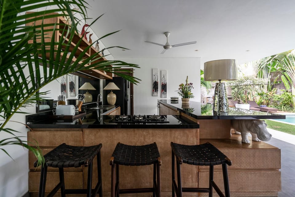 Kitchen or kitchenette, Seating area, Dining area