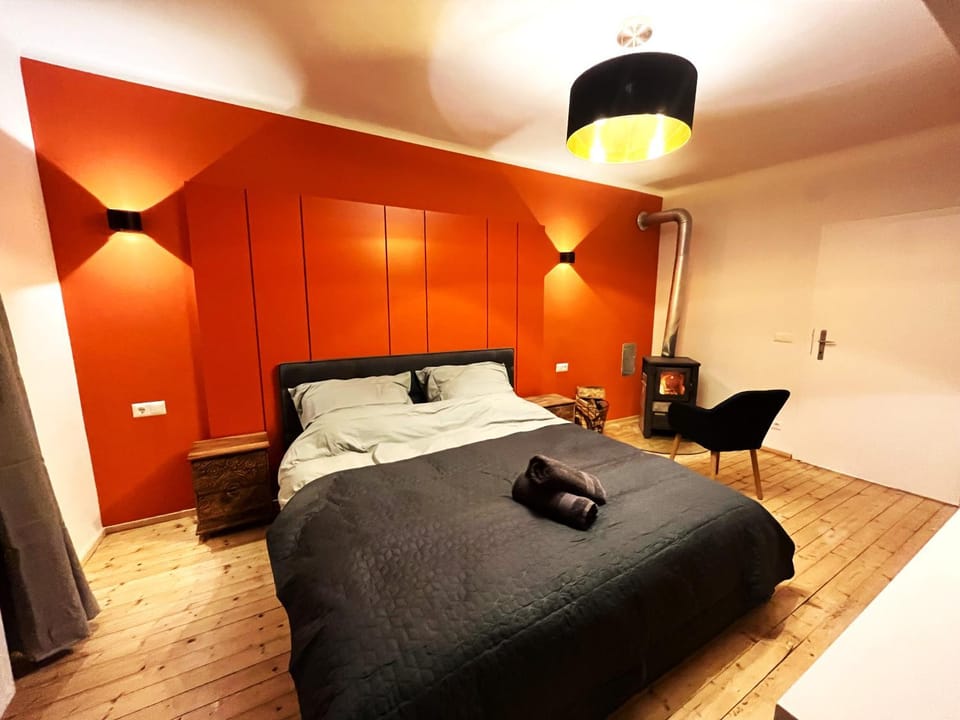 Bedroom, fireplace