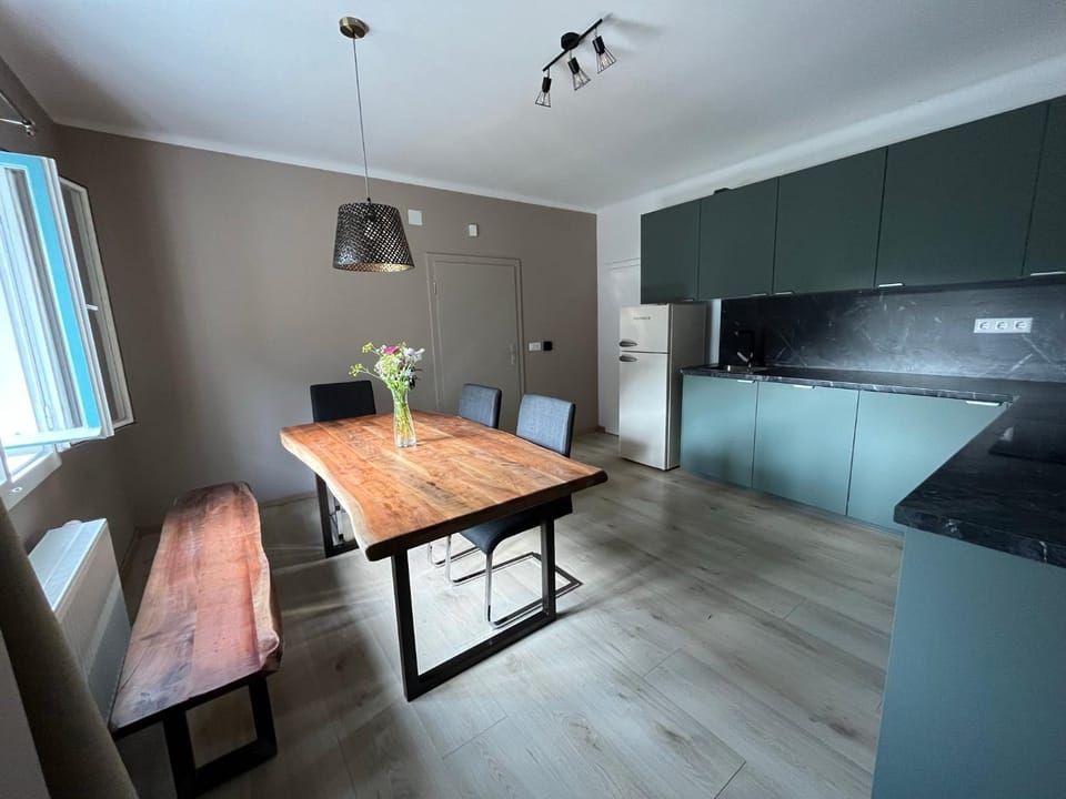Kitchen or kitchenette, Dining area