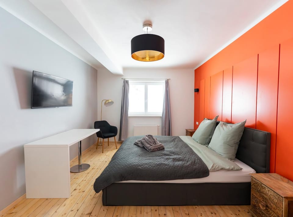 Bed, TV and multimedia, Bedroom
