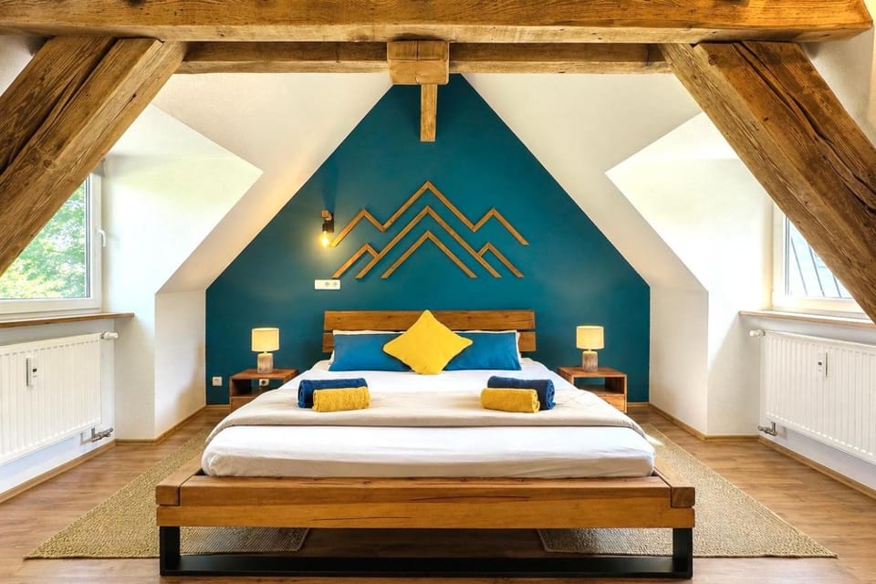 Bed, Bedroom, Mountain view, towels