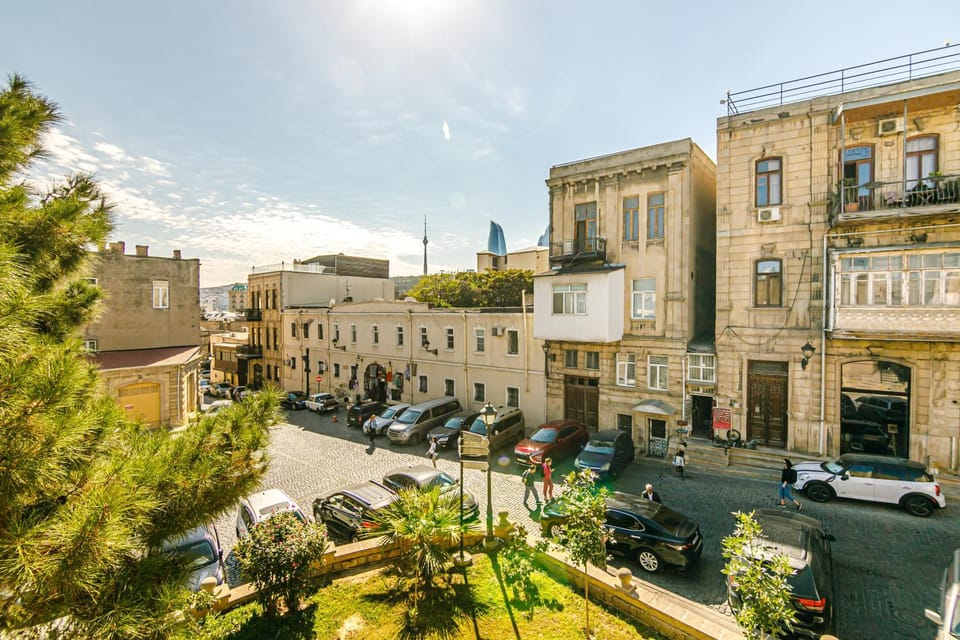 Property building, Day, Neighbourhood, City view, Street view, Location, Parking