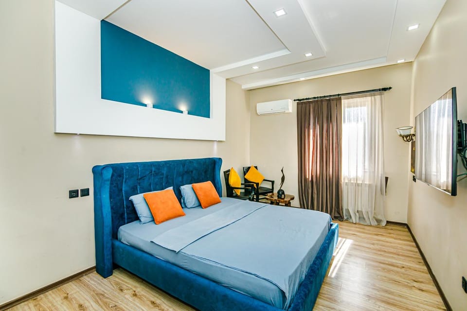 Bed, TV and multimedia, Photo of the whole room, Seating area, Bedroom