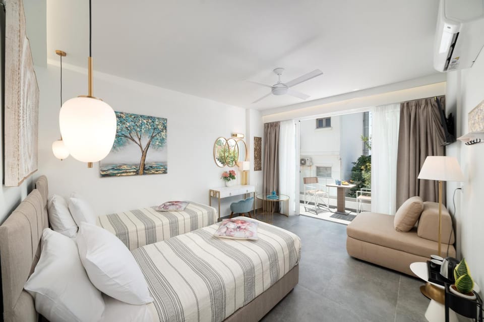 Bed, TV and multimedia, Living room, Photo of the whole room, Seating area, Bedroom, fireplace, air conditioner