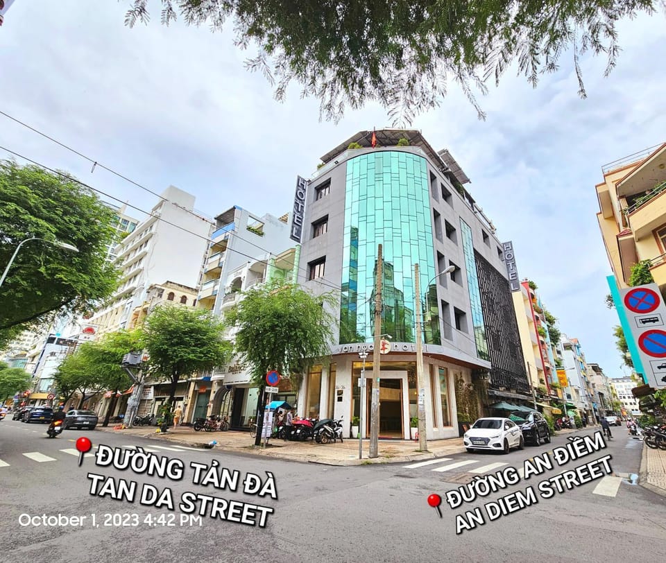 Property building, Location