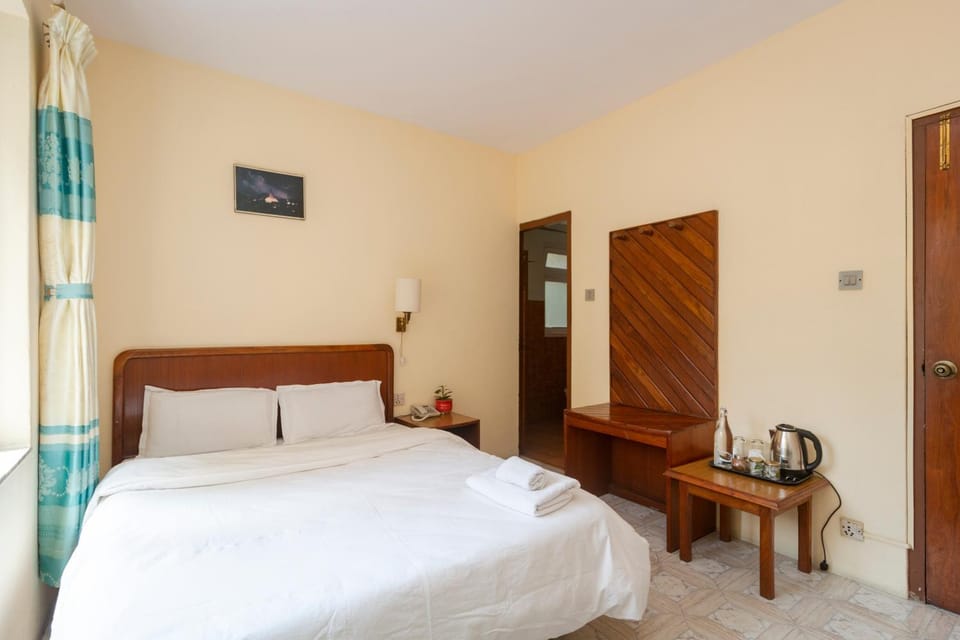 Bed, Photo of the whole room, wardrobe