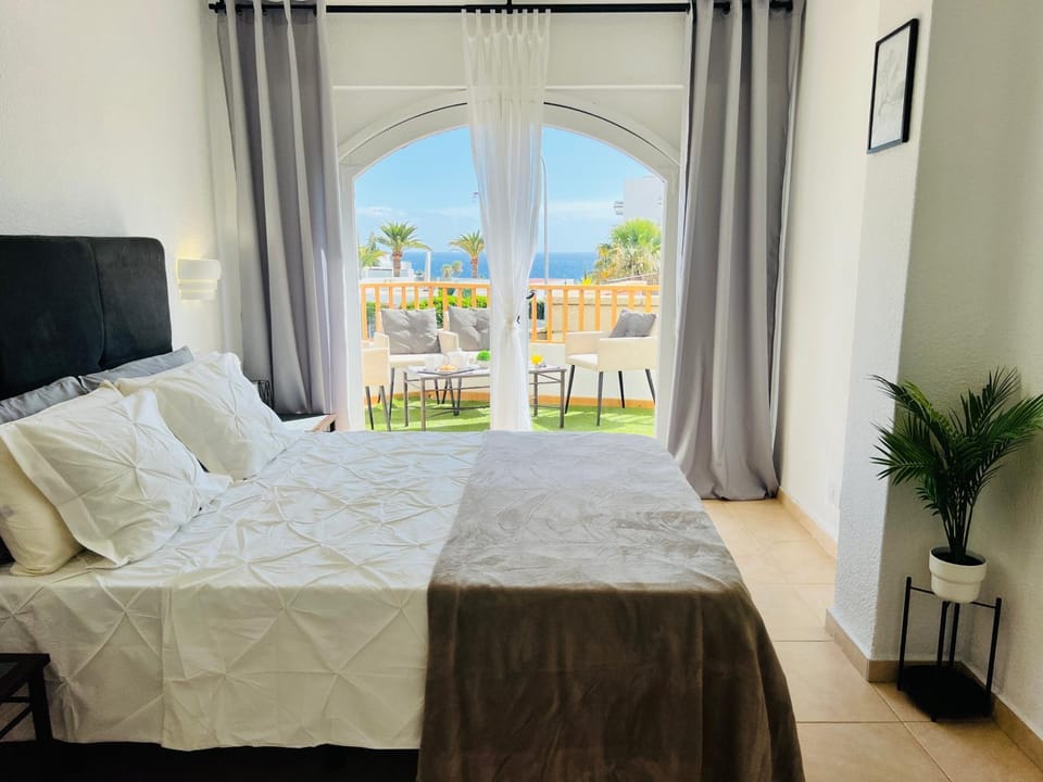 Bed, View (from property/room), Photo of the whole room, Decorative detail
