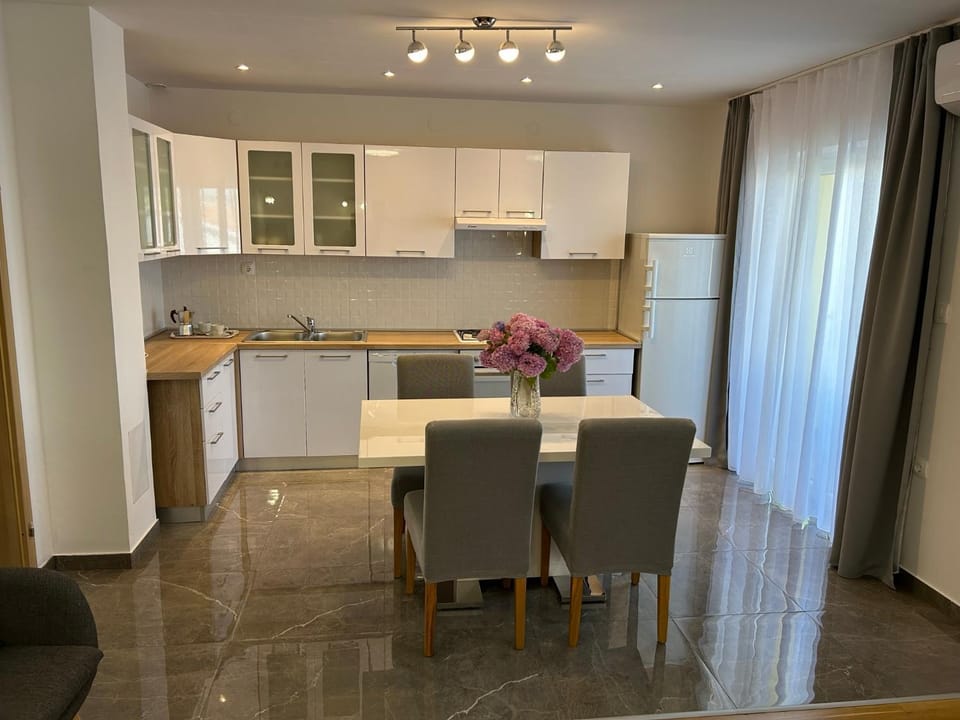 Dining area, dishwasher, pet friendly, stove