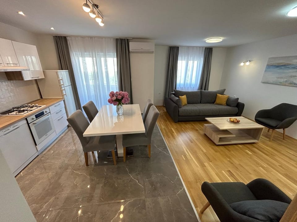 Seating area, Dining area