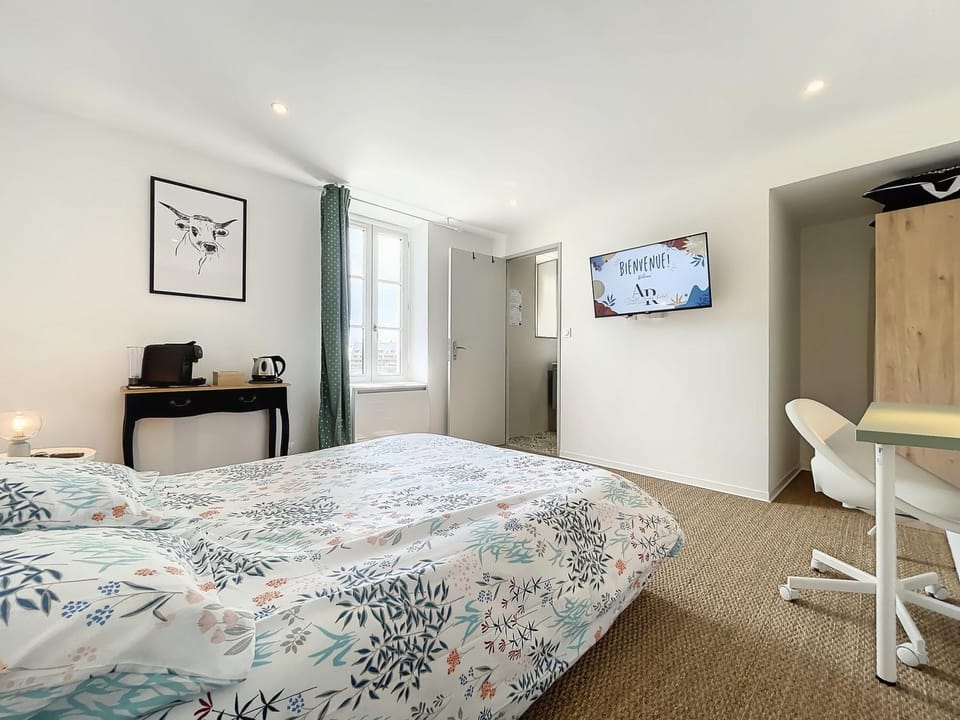 Bed, TV and multimedia, Photo of the whole room, Bedroom