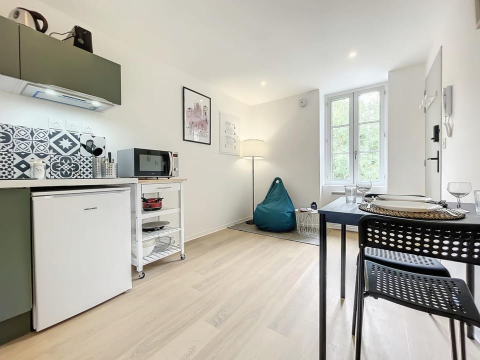 Kitchen or kitchenette, Dining area, minibar, pet friendly, stove