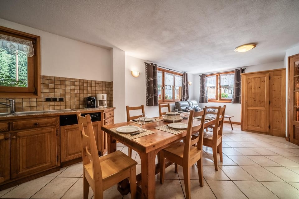 Property building, Kitchen or kitchenette, Living room