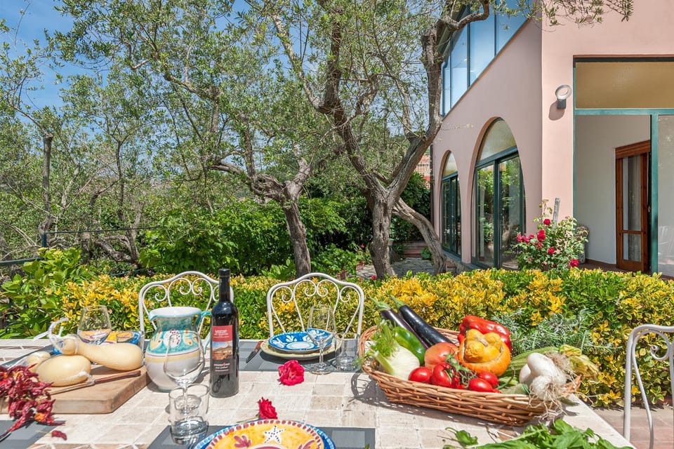 Patio, Day, Garden, Food and drinks, Food, Garden view