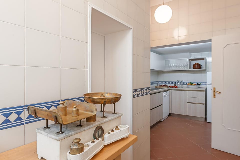 Kitchen or kitchenette, dishwasher, stove