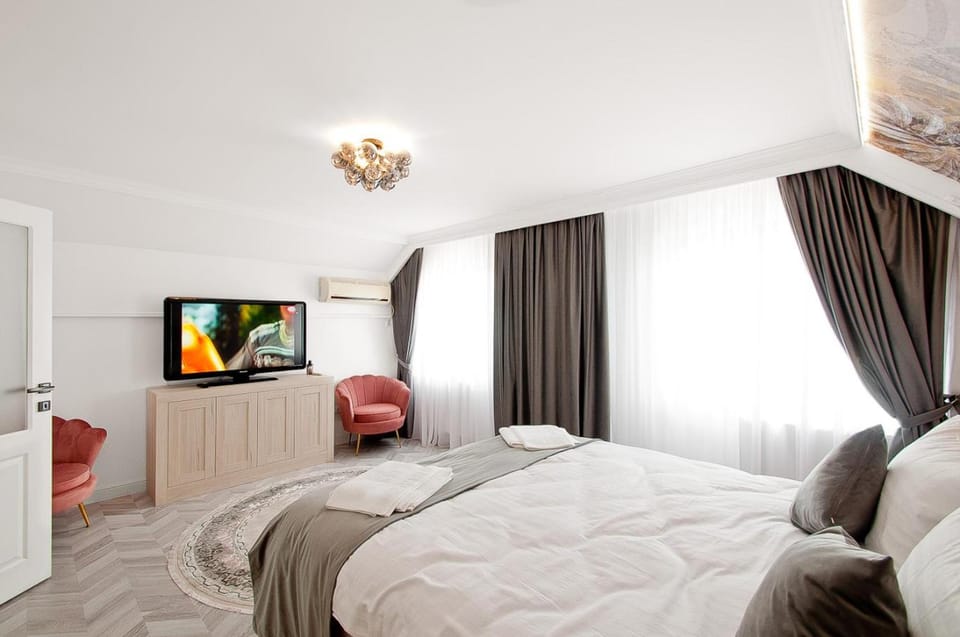 Bed, TV and multimedia, Bedroom