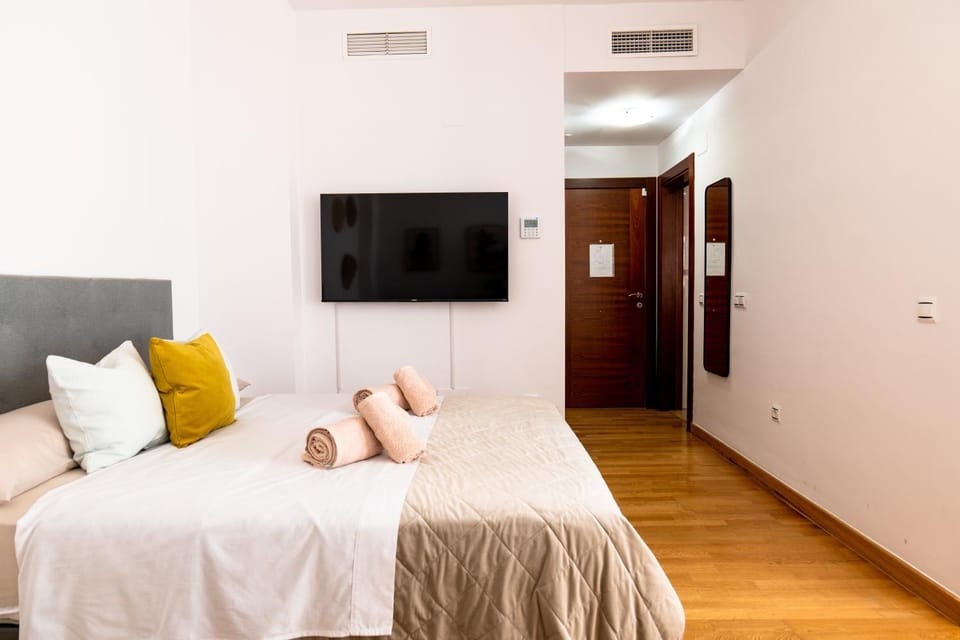 Bed, TV and multimedia, Photo of the whole room, Bedroom