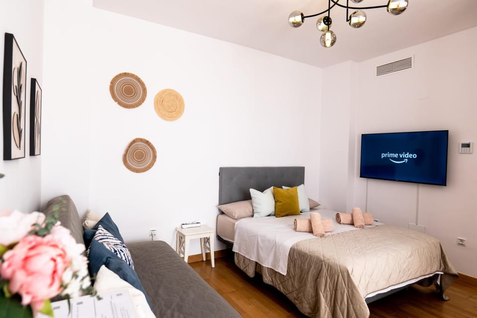 Bed, TV and multimedia, Photo of the whole room, Bedroom