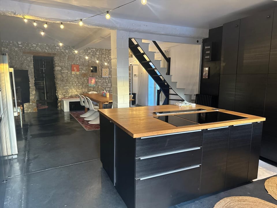 Kitchen or kitchenette, dishwasher, stove