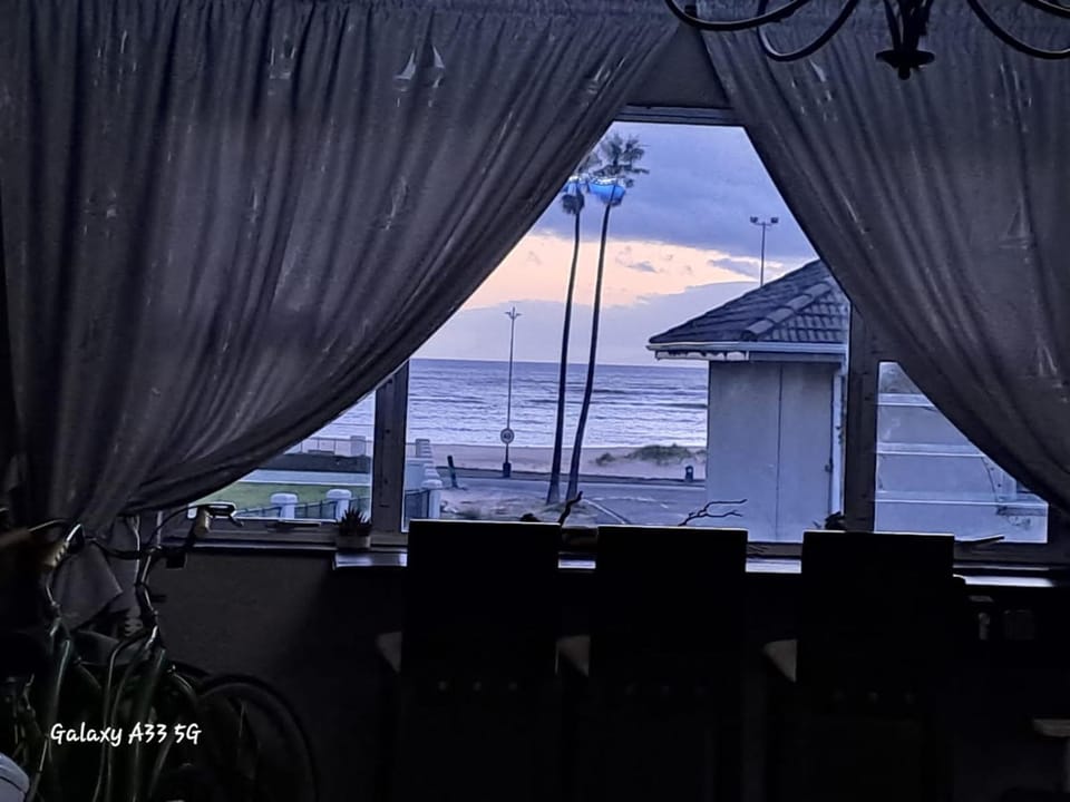 View (from property/room), Seating area, Sea view, Dinner