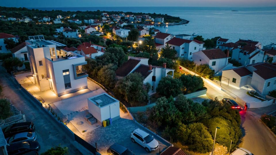 Property building, Night, Neighbourhood, Natural landscape, Bird's eye view, Sea view, Street view, Location, Parking