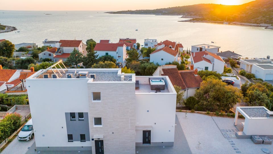 Property building, Day, Neighbourhood, Natural landscape, Bird's eye view, Sea view, Location, Sunset