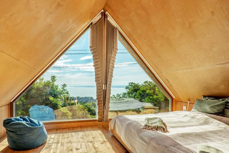 Property building, View (from property/room), City view, Lake view, Landmark view, Sunrise, air conditioner