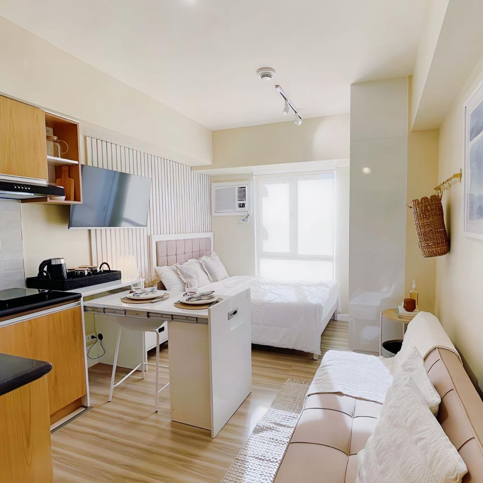 Bed, TV and multimedia, Kitchen or kitchenette, Living room, Photo of the whole room, Seating area, Dining area, Bedroom, minibar, air conditioner