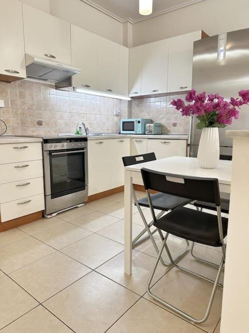 Riviera beach, seaside spacious apt. Apartment in East Attica Regional Unit, Greece