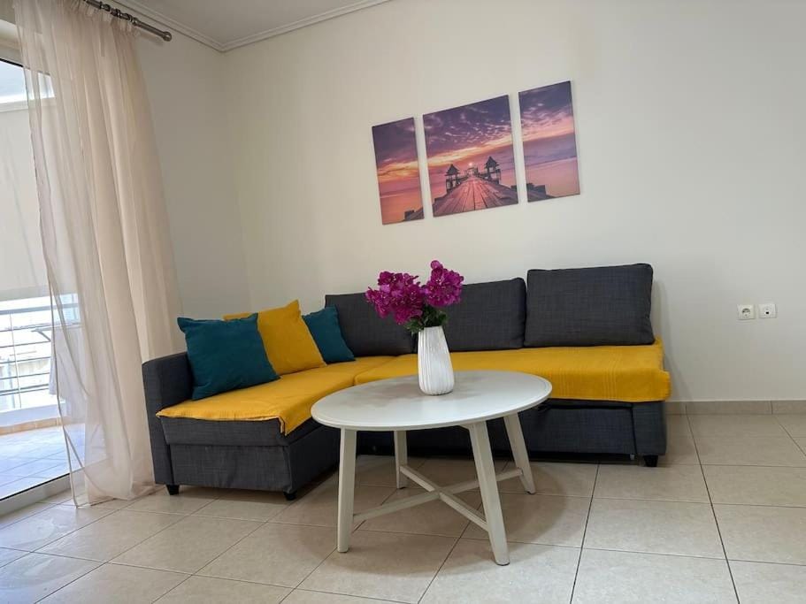 Riviera beach, seaside spacious apt. Apartment in East Attica Regional Unit, Greece