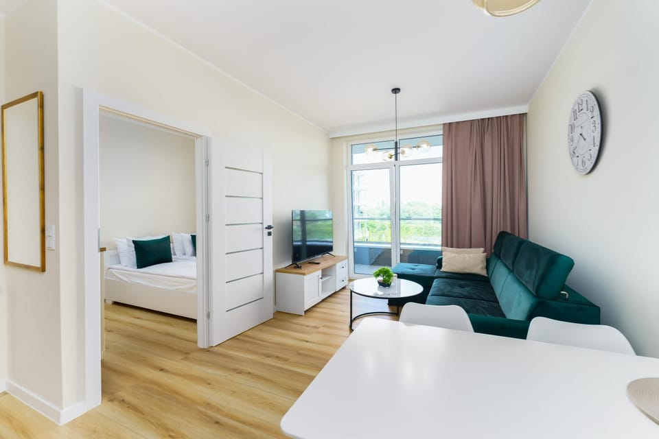 Bed, TV and multimedia, Living room, Photo of the whole room, Seating area, Bedroom