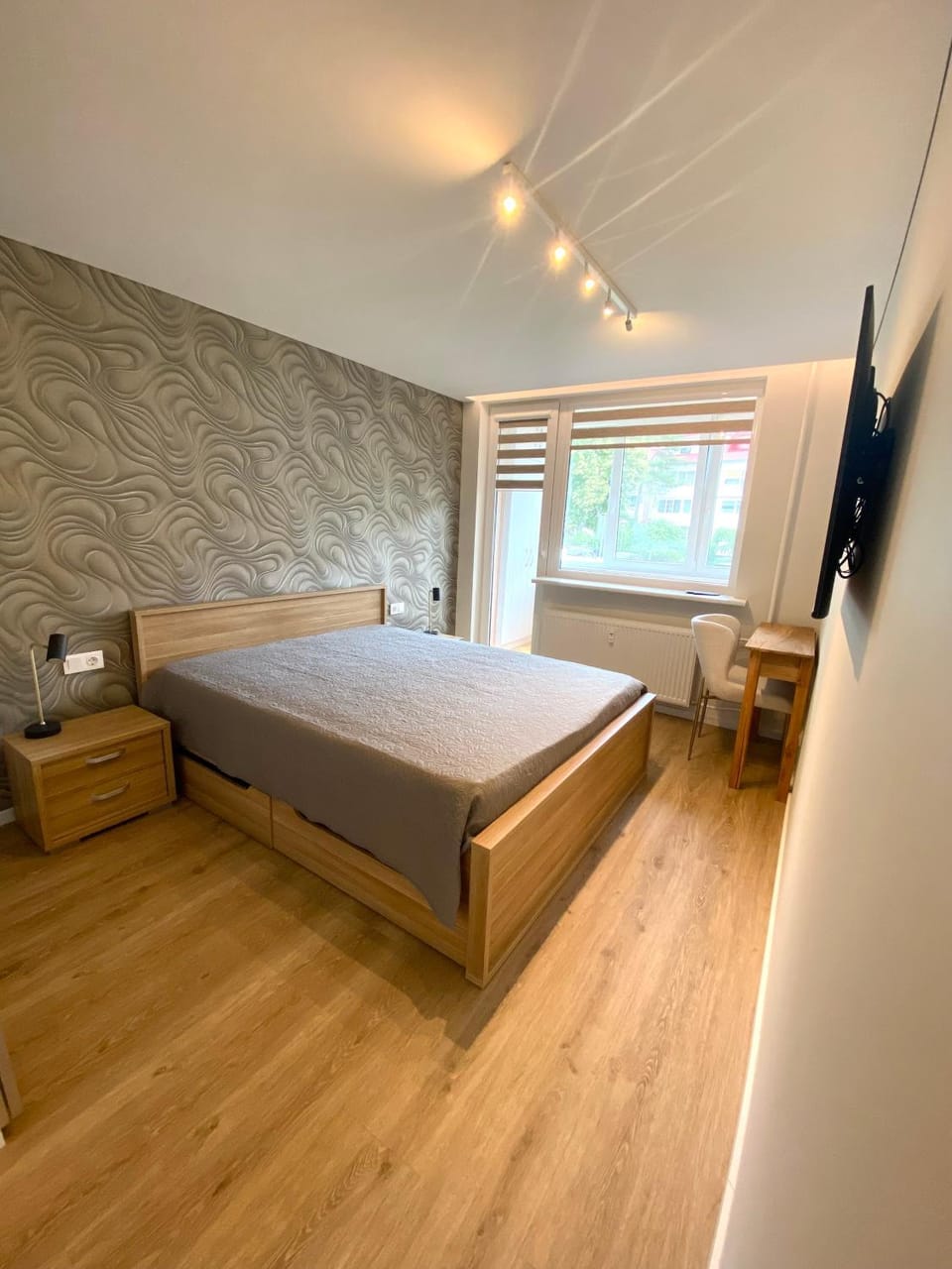 Bed, TV and multimedia, Bedroom