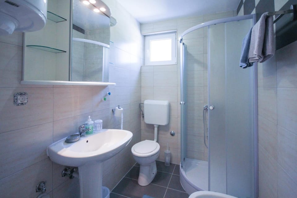 Shower, Toilet, Bathroom, bidet, towels