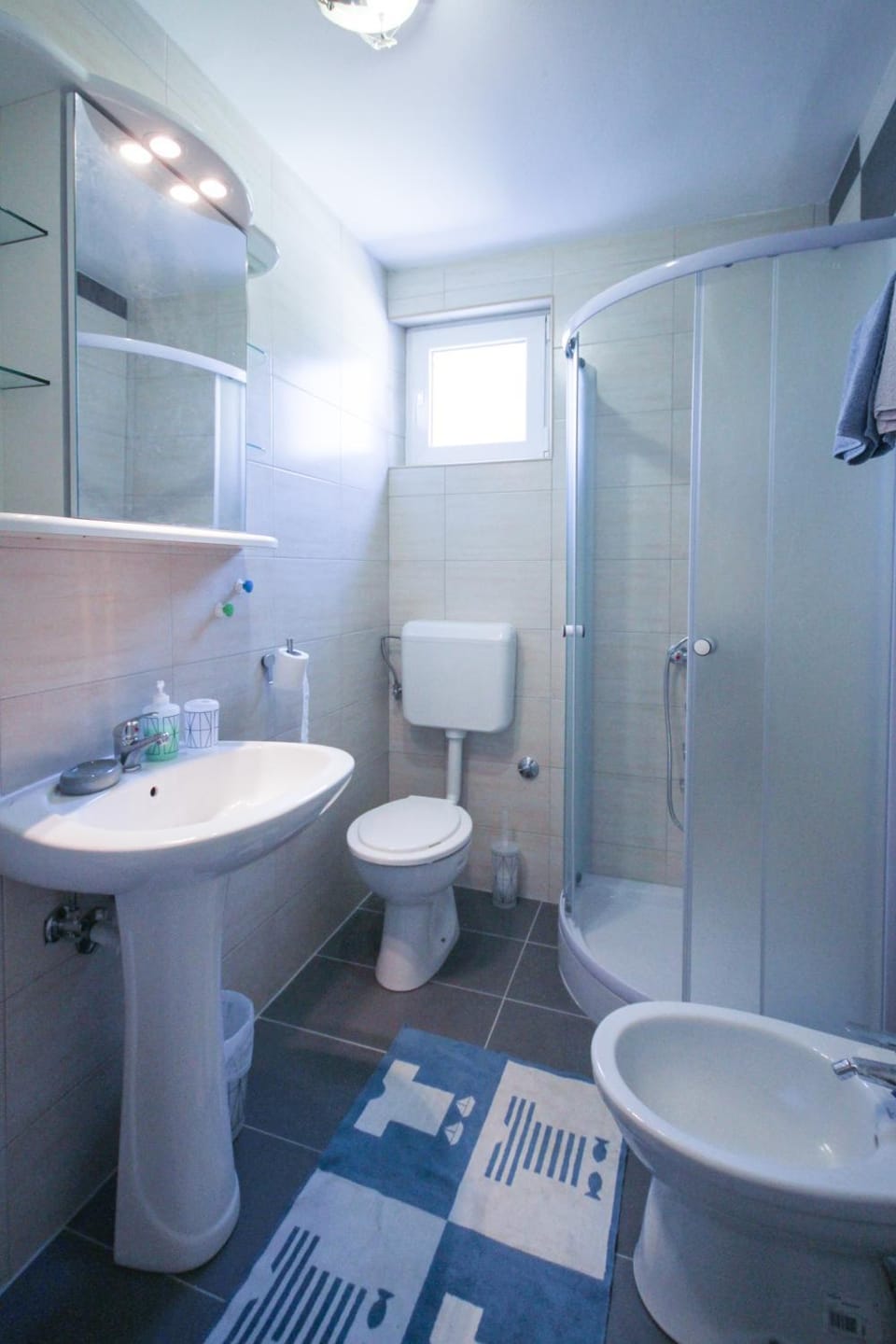 Shower, Toilet, Bathroom, bidet, towels