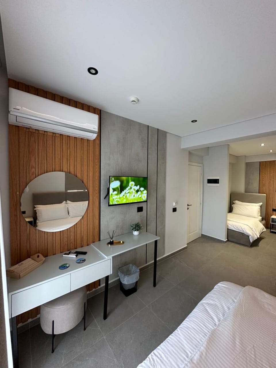 Bed, TV and multimedia, Photo of the whole room, Bedroom