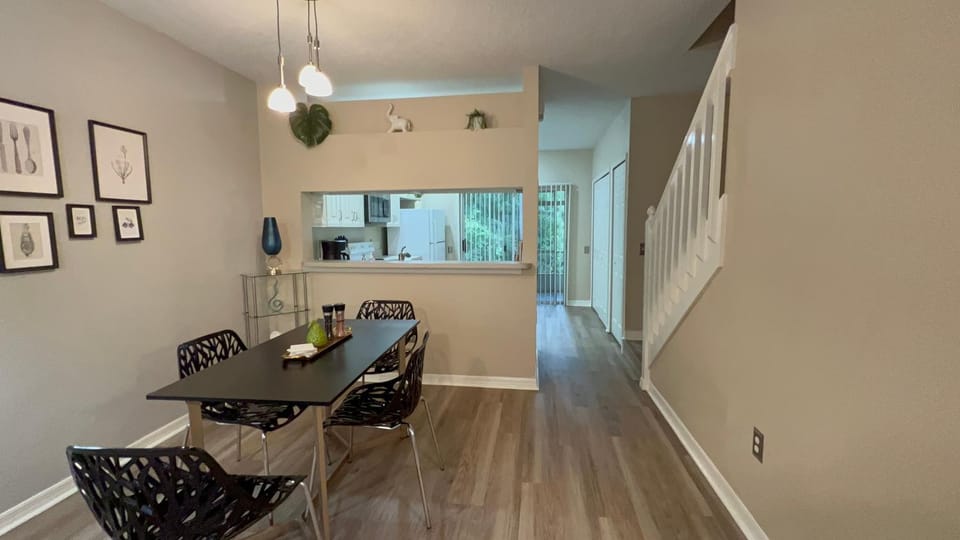 Kitchen or kitchenette, Seating area, Dining area