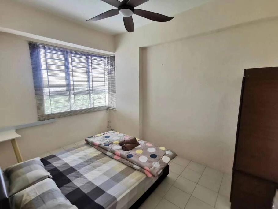 Bed, Photo of the whole room, Bedroom, fireplace, towels