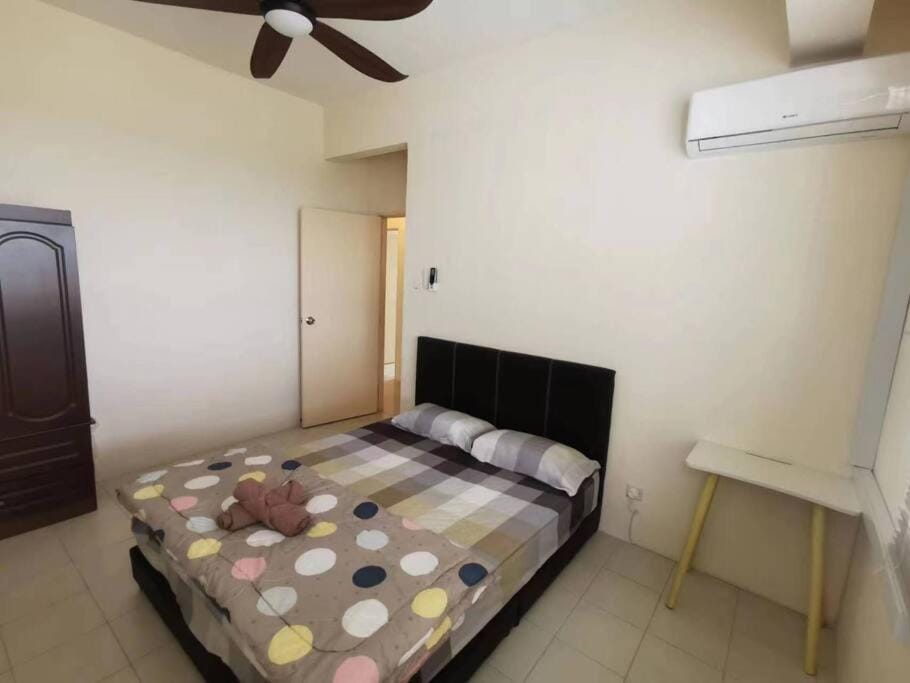 Bed, Photo of the whole room, Bedroom, fireplace, air conditioner