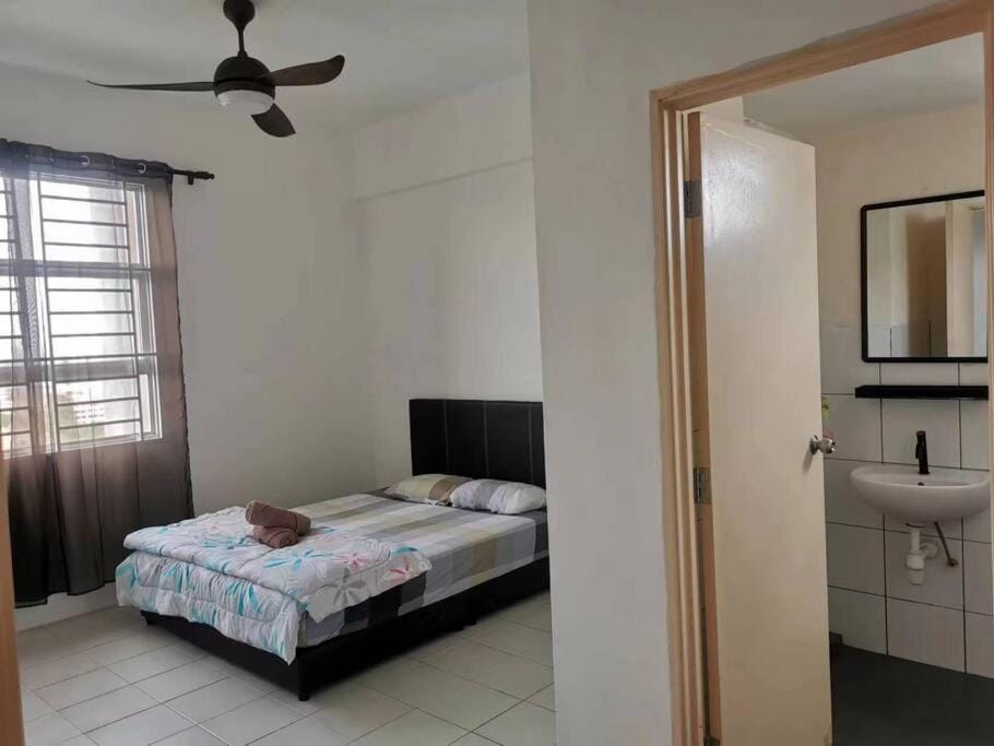 Bed, Bathroom, TV and multimedia, Photo of the whole room, Bedroom, fireplace, towels