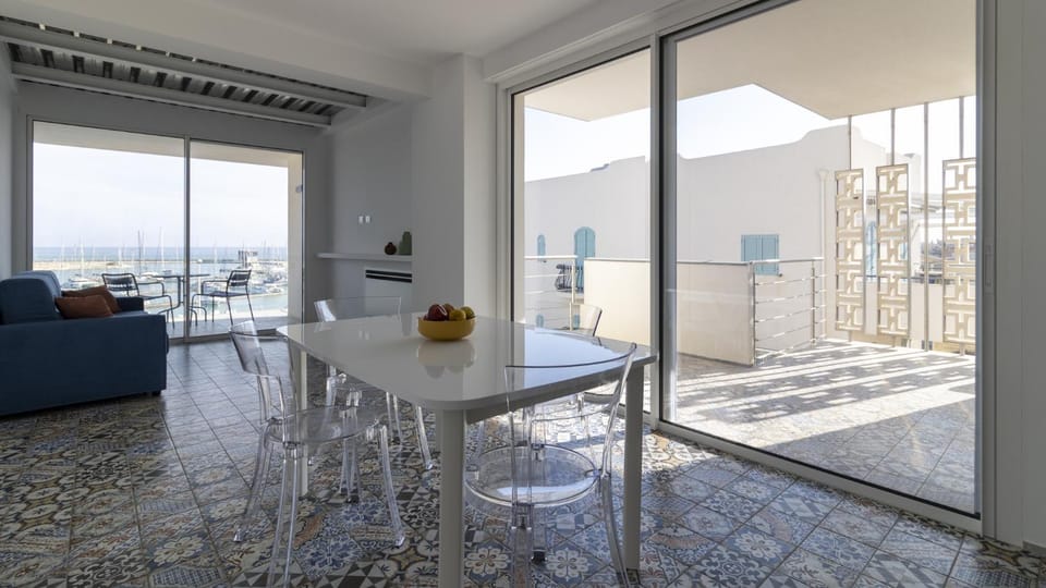 Communal lounge/ TV room, Natural landscape, View (from property/room), Balcony/Terrace, Living room, Seating area, Dining area, internet, air conditioner