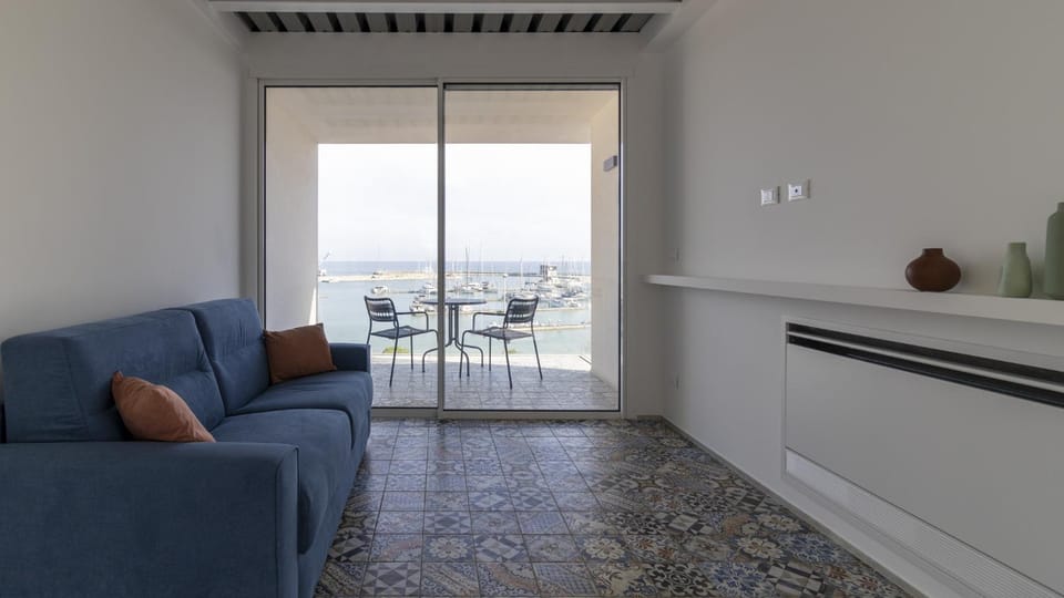 Communal lounge/ TV room, Natural landscape, Living room, Seating area, internet, air conditioner