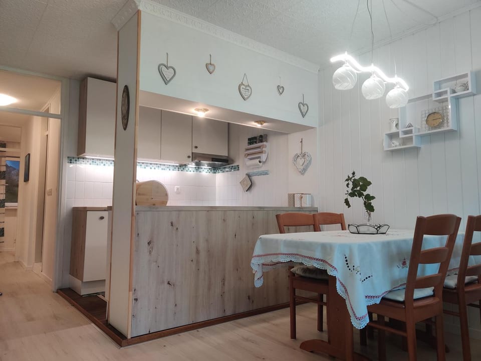 Kitchen or kitchenette, Dining area