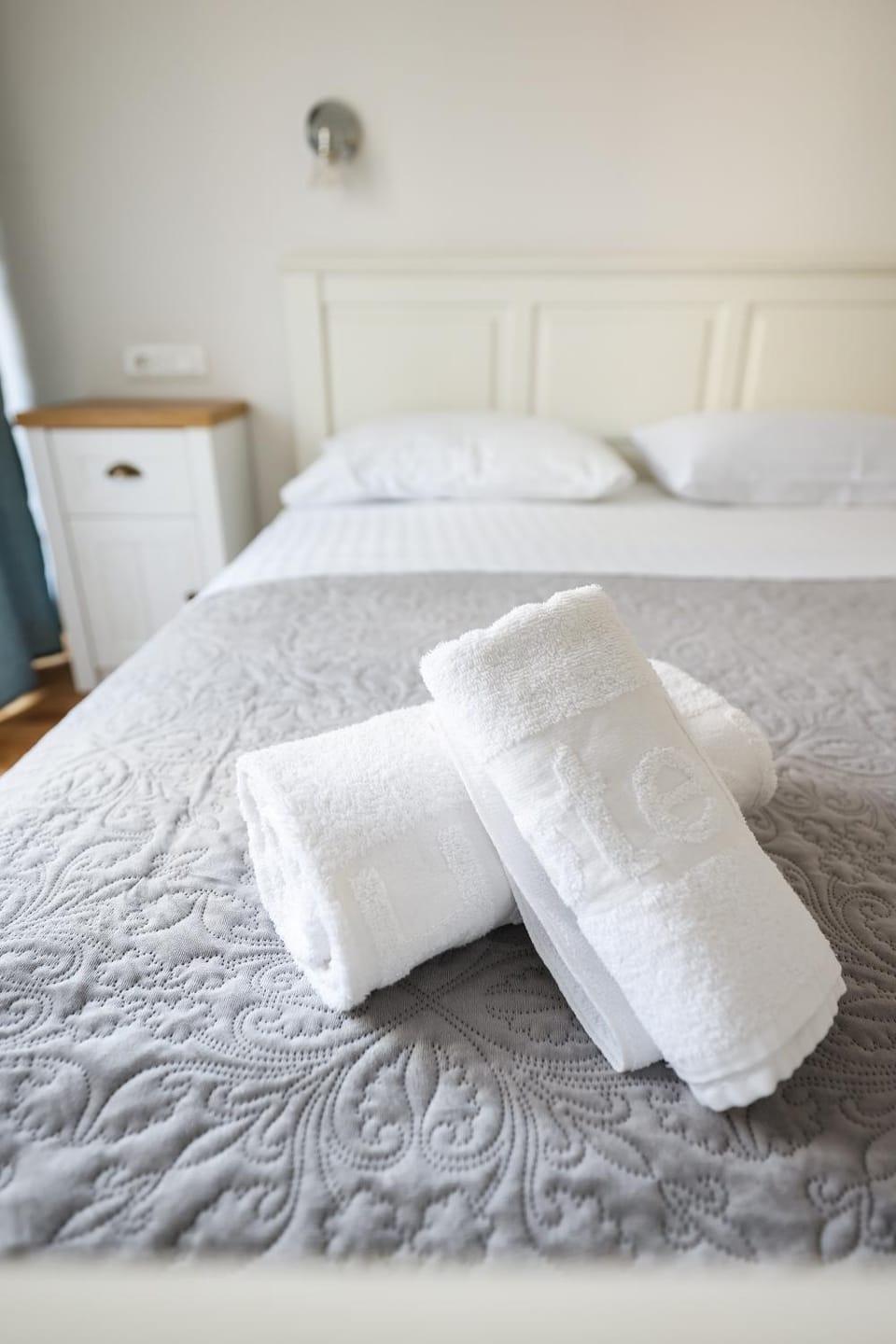 Bed, Bedroom, towels