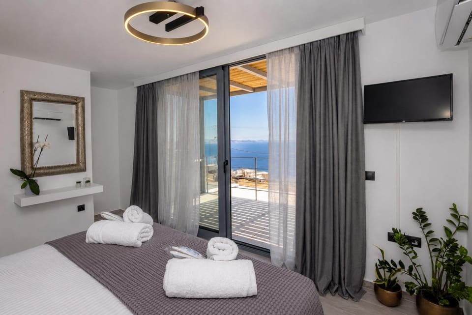 Bed, Natural landscape, TV and multimedia, Photo of the whole room, Bedroom, Sea view, towels