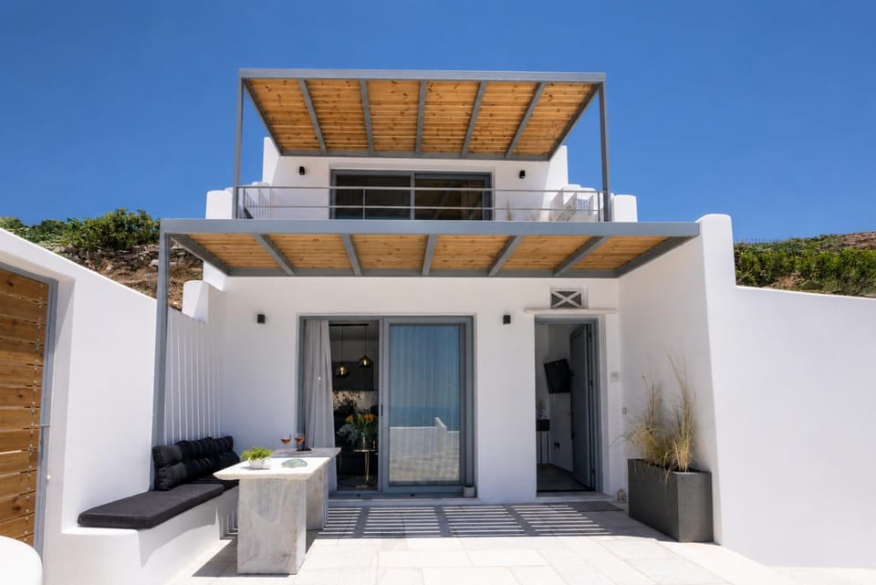 Property building, Patio, Balcony/Terrace