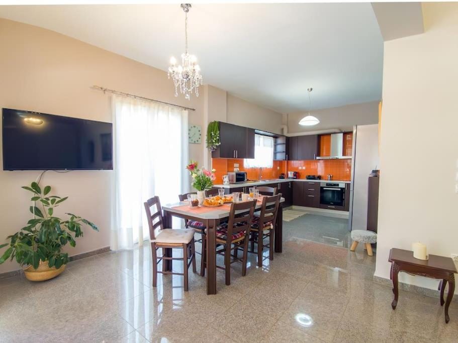 TV and multimedia, Kitchen or kitchenette, Food and drinks, Seating area, Dining area, Food, pet friendly, stove