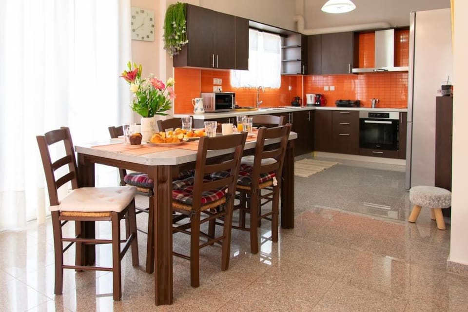 Food and drinks, Seating area, Dining area, dishwasher, minibar, stove