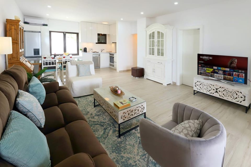 Communal lounge/ TV room, Living room, Seating area