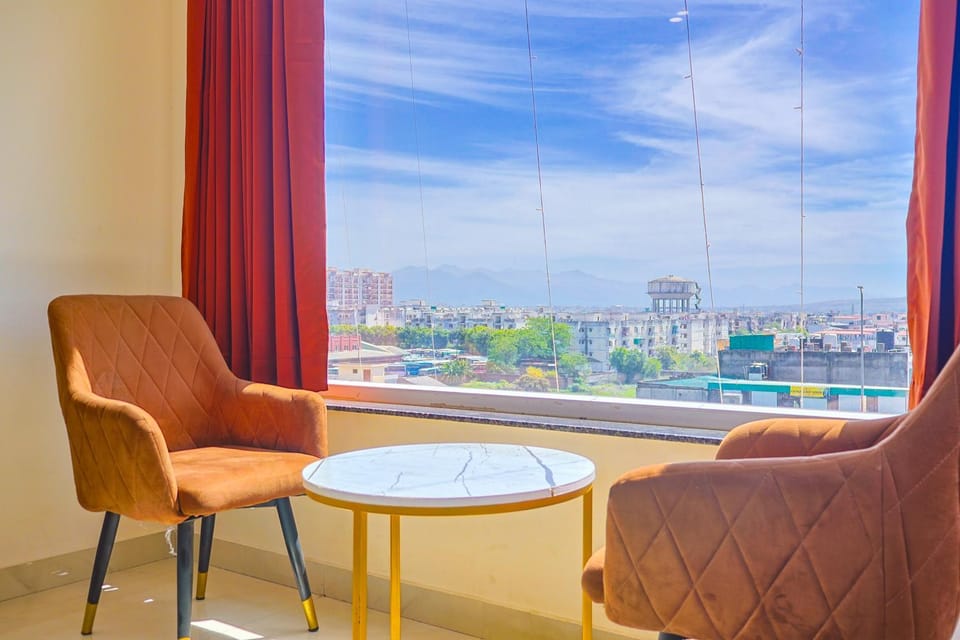 View (from property/room), Seating area, Bedroom, City view